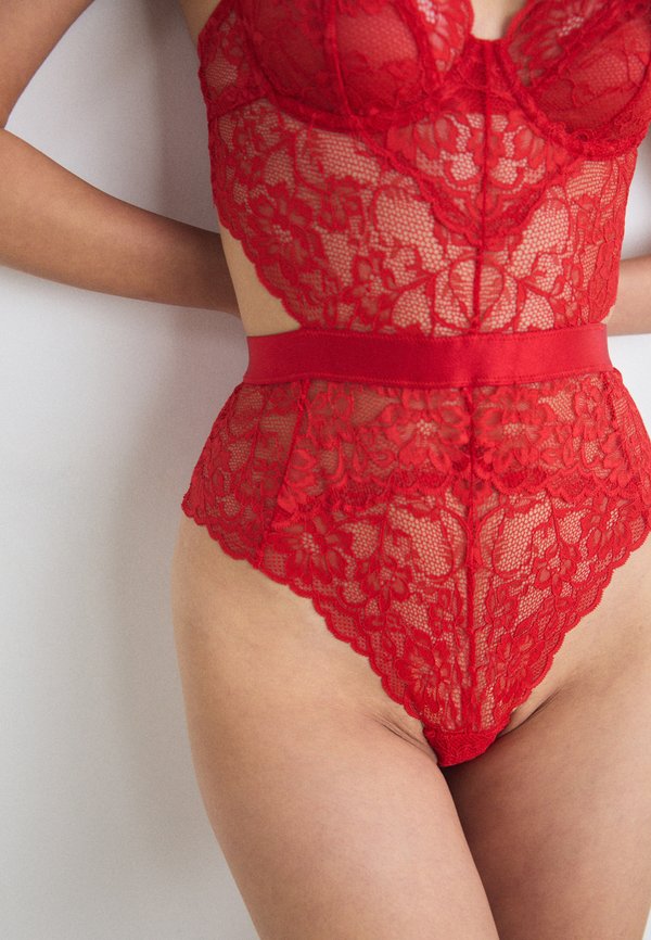 HOLD ME TIGHT PLANET - Body2