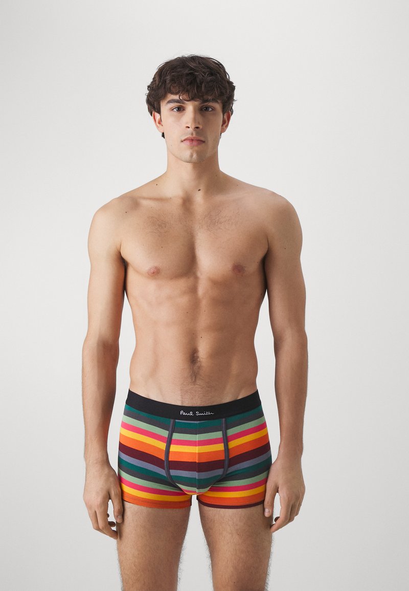 Caleçons boxers pour hommes avec des rayures multicolores, dotés d'une ceinture noire avec le logo "Paul Smith". Fabriqués en tissu doux et extensible.