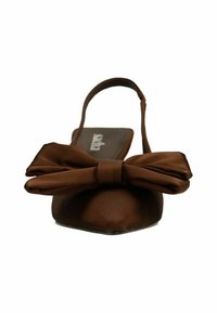 Bruine satijnen slingback schoen met een spitse neus en een grote strikaccent aan de voorkant. Glad van structuur en eenvoudig van ontwerp met een lage hak.