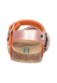 Schoenen met een roze metallic band, oranje suède achterkant en een kurkachtige zool. Voorzien van een verstelbare gesp en gemengde patronen op de bovenkant.