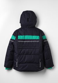 Veste d'hiver bleu marine avec capuche, bande horizontale verte sur le dos et les bras, lignes réfléchissantes blanches, design matelassé et poches zippées.