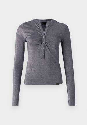 Tricou cu mânecă lungă, ajustat, dintr-o țesătură metalică gri cu dungi, cu un decolteu de tip henley și trei nasturi decorativi în față.