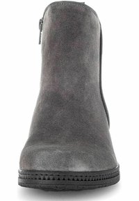 Bota de ante gris hasta el tobillo con puntera redonda, cierre de cremallera lateral y suela de goma texturizada, con un exterior suave y detalles de costura.