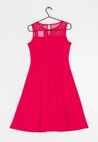 Dámské přiléhavé bezrukávové šaty v živé růžové barvě, s síťovaným živůtkem a zapínáním na klíčovou dírku na zádech. Hladká textura s designem rozšířené sukně.