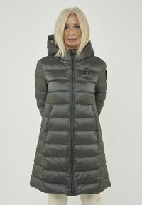 Dunkelgraue gepolsterte Jacke mit Reißverschluss und Kapuze. Sie verfügt über horizontale Steppabschnitte, seitliche Taschen und ein kleines Logo auf der Brust.