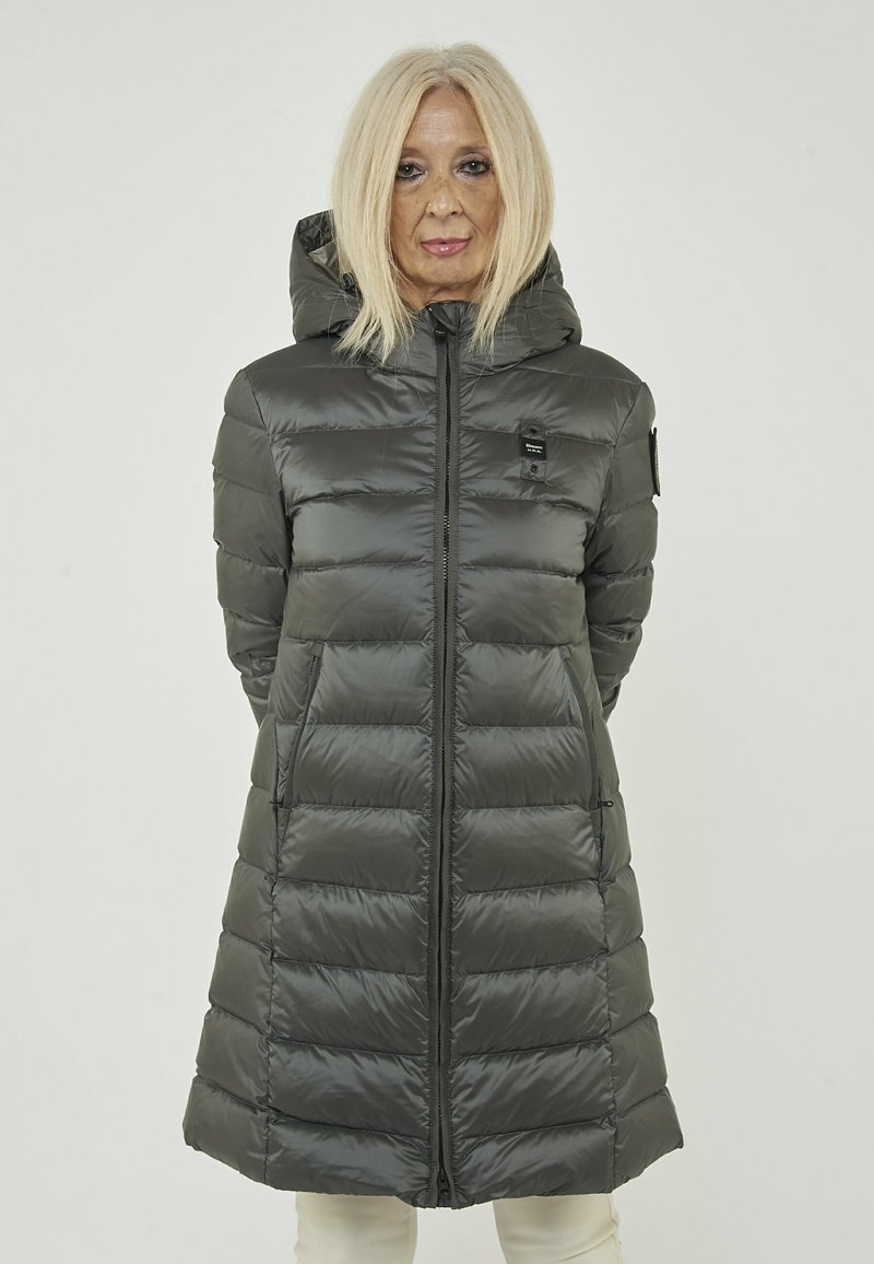 Dunkelgraue gepolsterte Jacke mit Reißverschluss und Kapuze. Sie verfügt über horizontale Steppabschnitte, seitliche Taschen und ein kleines Logo auf der Brust.