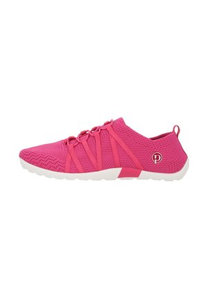 Roze mesh hardloopschoen met een gestructureerde bovenkant, elastische banden en een witte rubberen zool. Voorzien van een logo aan de zijkant en een achtertab.