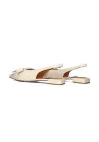 Beige slingback ballerina's met een puntige neus, strikdetail, open zijkanten en een lage blokhak. Gemaakt van soepel leer met een platte zool.