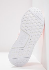 Adidas sneaker talpa fehér gumialapú, hatszögletű mintával és világos rózsaszín akcentusokkal. Kiemelkedő mintázattal és megerősített sarokrésszel rendelkezik.