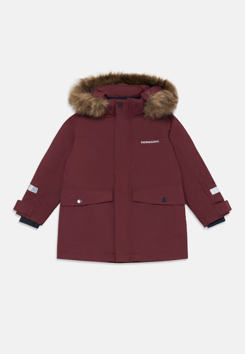 Bordo parka ar mākslīgās kažokādas apdares kapuci, spiedpogām, divām priekšējām kabatām un elastīgiem piedurkņu galiem. Iespējas ar atstarojošiem akcentiem.