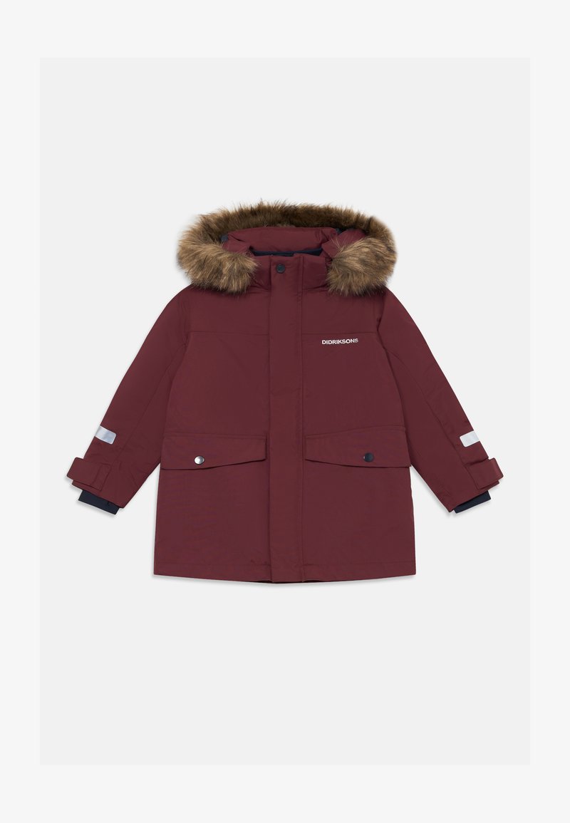 Bordeaux parka, mille tehis karvadega kapuuts, nupud, kaks esist pocketit ja elastsed mansetid. Omab peegelduvaid detaile.
