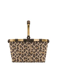 Panier en tissu à motif léopard avec une poignée en métal doré et des accents marron ; une forme structurée avec un fond plat et un haut ouvert.