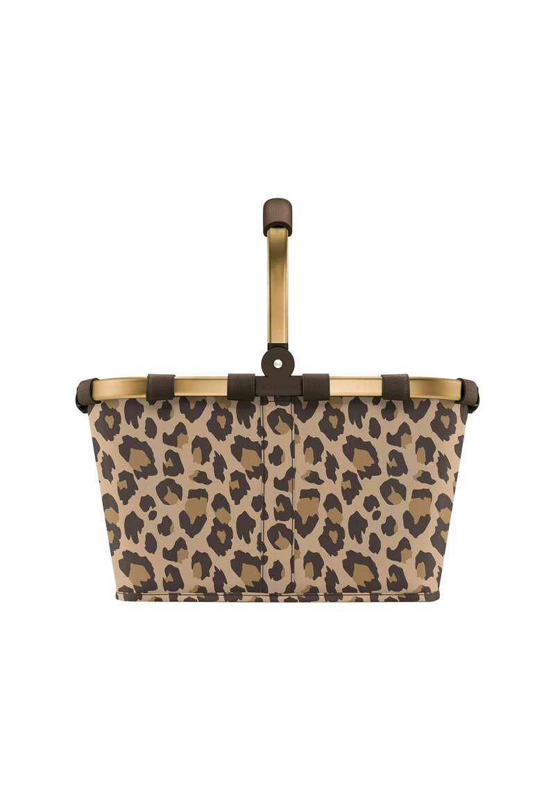 Panier en tissu à motif léopard avec une poignée en métal doré et des accents marron ; une forme structurée avec un fond plat et un haut ouvert.