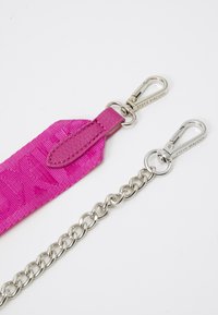 Cinghia intrecciata rosa con una finitura testurizzata, attaccata a una catena in metallo argento dotata di due ganci a scatto per un fissaggio sicuro.