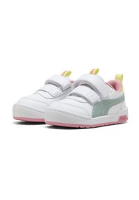 Baskets synthétiques blanches avec des semelles roses, présentant une bande latérale vert clair, deux bandes réglables Velcro et un col rembourré dans des couleurs contrastées.