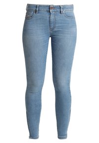 Jeans skinny de mezclilla en un tono azul claro con cintura alta, cinco bolsillos y cierre con cremallera. Textura suave con un ligero desteñido en las piernas.