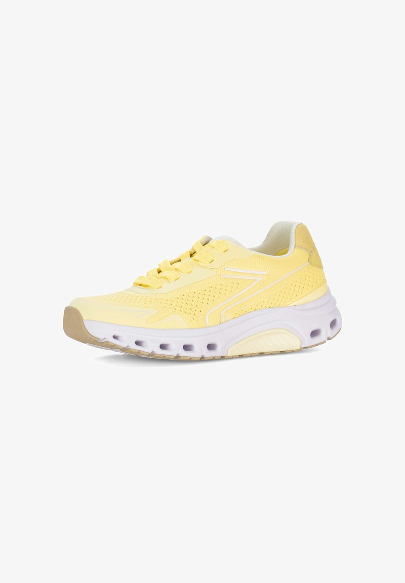 Chaussure de sport jaune en mesh respirant avec semelle blanche amortissante et semelle extérieure beige, vue de profil sur fond blanc.