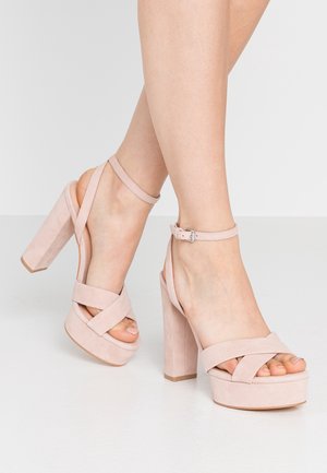 Zapatos de tacón plataforma de ante en rosa empolvado, con un grueso tacón cuadrado, diseño de tiras entrelazadas y correa para el tobillo con detalle de hebilla.