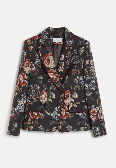 Blazer noir cintré pour femme avec un grand imprimé floral multicolore, un passepoil rouge le long des bords, et deux poches avant à rabat avec des boutons dorés.