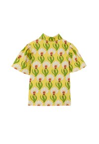 Blusa a maniche corte in cotone giallo con motivo floreale, caratterizzata da margherite bianche con centri rossi e foglie verdi, maniche piegate e colletto.
