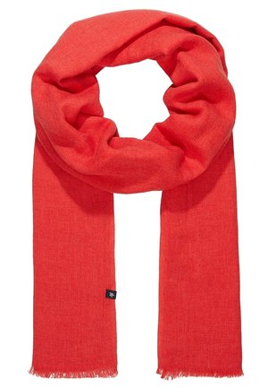 Écharpe en tissu doux rouge vif avec bords frangés et petite étiquette noire avec logo d’un côté, pliée en boucle.