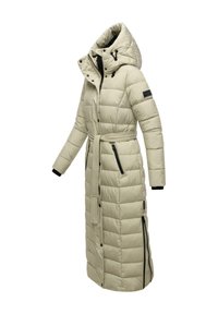 Beige lang pufferjakke med hætte, snøret talje, sidelukninger og quiltet tekstur. Sorte detaljer på lynlåse og manchetter.
