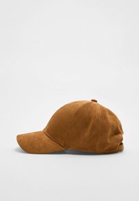 Casquette de baseball en daim marron avec une couronne arrondie et une visière courbée, présentant des panneaux cousus et un petit bouton sur le dessus.