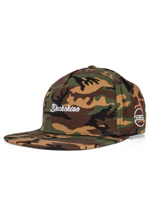 Camo-gepatroneerde pet met schakeringen van groen en bruin, gestructureerd ontwerp, platte rand en wit geborduurd logo aan de voorkant.