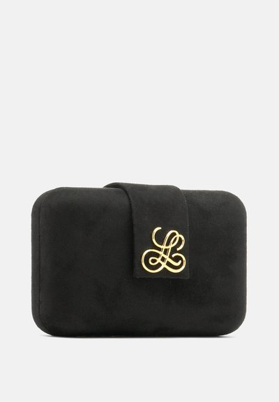 Sort rektangulær clutch i ruskind med afrundede kanter og et guld dobbelt-L-logo, der er flettet sammen, på frontens klaplås.