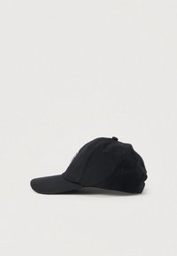 Schwarze Baumwoll-Baseballkappe mit gebogenem Schirm, seitlich auf hellem Hintergrund gezeigt.