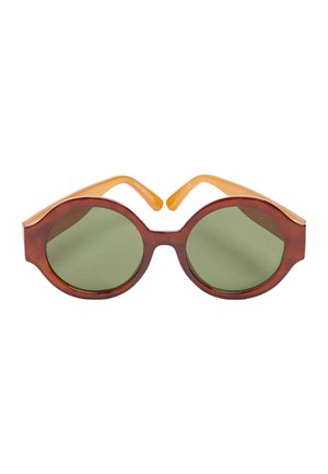 Okrągłe okulary przeciwsłoneczne z zielonymi soczewkami i brązową przednią oprawką, z pomarańczowymi zausznikami, pokazane na białym tle.