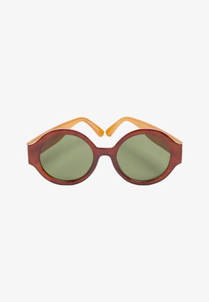 Okrągłe okulary przeciwsłoneczne z zielonymi soczewkami i brązową przednią oprawką, z pomarańczowymi zausznikami, pokazane na białym tle.