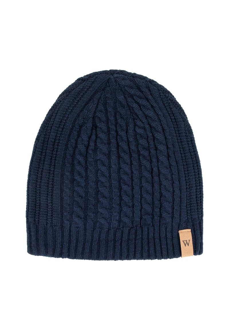 Cappello a maglia blu navy con motivo a trecce, bordo a coste e patch logo in pelle. Texture morbida con una vestibilità aderente per il calore.