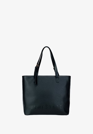 Borsa a tracolla nera in pelle con due manici, logo "FEMESTAGE" embossato sul davanti, superficie texture, forma rettangolare, design minimalista.