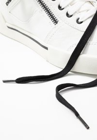 Diesel S-DVELOWS MID - Kõrge servaga tossud - star white