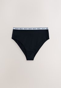 Slip taille haute noir avec ceinture élastique blanche comportant le texte répété "NEXT", présenté sur un fond clair uni.