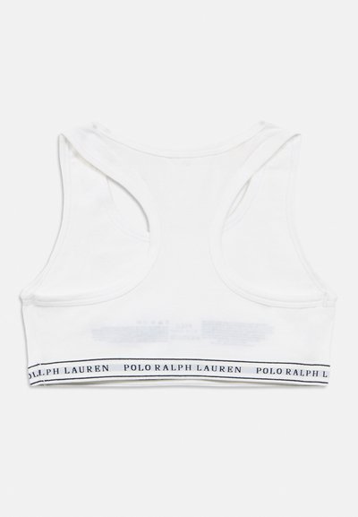 Hvit bomulls sportstopp med racerback-design, med en kontrasterende navyblå elastisk band med teksten "POLO RALPH LAUREN" langs bunnen.