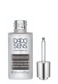 Klares Glasfläschchen mit frosted Finish, silbernen Akzenten und einem Tropfer; beschriftet mit "DADO SENS REGISTRATION Feuchtigkeitsserum," 20 ml.