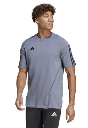 T-shirt de sport à manches courtes gris avec des accents noirs et trois rayures noires sur les manches. Fabriqué en matériau léger avec une finition texturée.