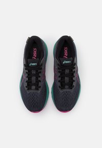 Baskets de course Asics avec une tige en mesh gris foncé, des lacets noirs et une semelle d'accent en teal avec des logos roses, le tout dans un design léger.