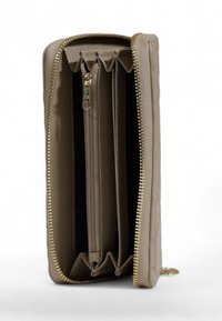 Cartera beige con cremallera, hecha de cuero texturizado, con múltiples compartimentos y un bolsillo central con cremallera, complementada con herrajes en tono dorado.