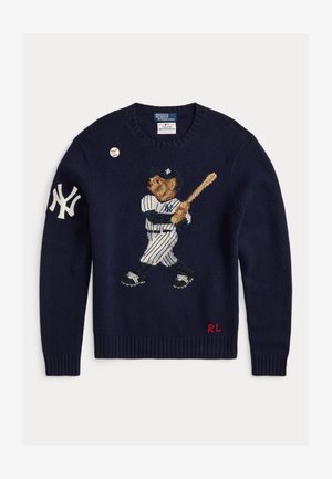 Suéter de punto azul marino con un oso bordado vestido de béisbol, pantalones a rayas y un bate, con el logo de los Yankees en blanco y un acento rojo "RL".