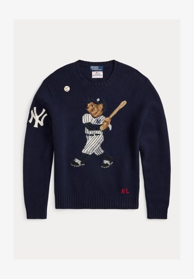 Suéter de malha azul-marinho com um urso bordado vestido com equipamento de beisebol, calças listradas e um taco, com o logótipo branco dos Yankees e o detalhe em vermelho "RL".