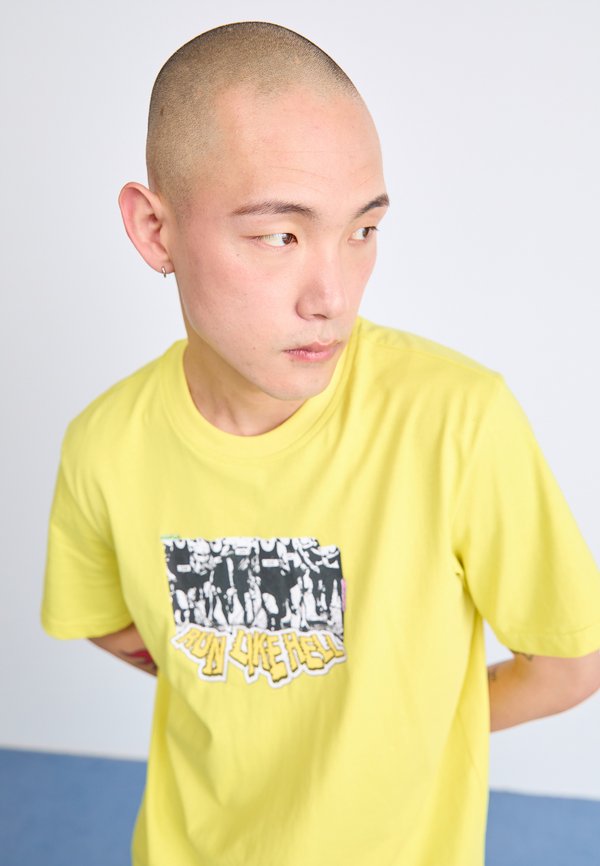 CROWD - Print T-shirt - pure sulfur3