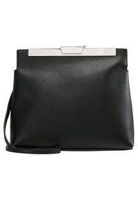 Sac à main en cuir noir avec une texture lisse, de forme rectangulaire, et une fermeture métallique argentée en haut. Comprend une bandoulière amovible.