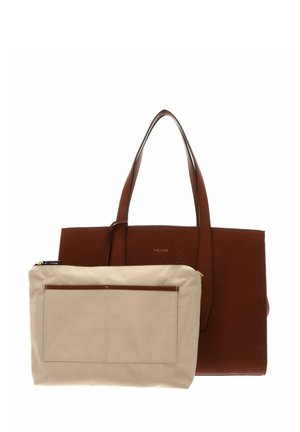 Sac cabas marron texturé avec longues poignées, accompagné d'une pochette rectangulaire beige zippée avec poches extérieures et bordure marron.