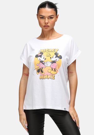 Hvid bomulds T-shirt med grafik af Mickey og Minnie Mouse i sort, pink og gul. Løs pasform med oprullede ærmer.