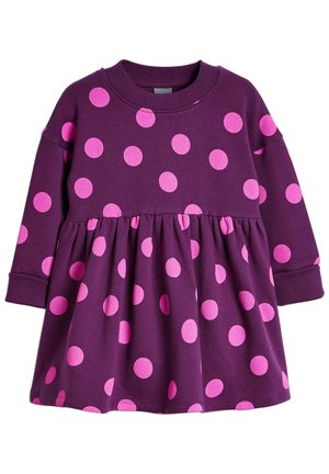 Robe pour tout-petits à manches longues de couleur violette avec une taille froncée et de grands pois roses éclatants répartis uniformément sur le tissu.