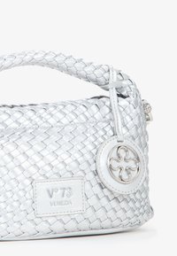 Borsa a tracolla in pelle argentata intrecciata con manico intrecciato, dotata di un charm circolare e di un'etichetta con il marchio "V73 Venezia."