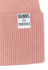 Berretto lavorato a maglia rosa con una texture a coste. Presenta un'etichetta bianca con la scritta "DJüNN" e dettagli sul prodotto. Materiale morbido e flessibile.